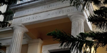 Τους μαζεύει στον κήπο