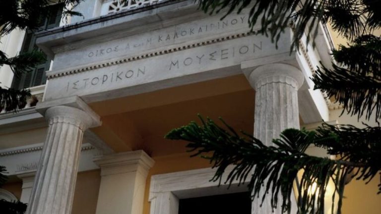 Τους μαζεύει στον κήπο