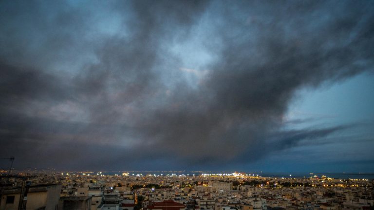 Τοξικό νέφος από τη φωτιά στο Ωραιόκαστρο «έπνιξε» τη Θεσσαλονίκη - Δυστοπικό σκηνικό - Φωτό, βίντεο