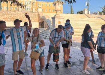 Τρέλα και στην Αθήνα για το Μουντιάλ: Δεκάδες σε δρόμους και μαγαζιά για τον τελικό - Βίντεο