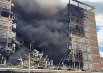 Τσεχία: 70.000 ζευγάρια παπούτσια καταστράφηκαν σε πυρκαγιά - Συγκλονιστικό βίντεο από την κατάρρευση του κτιρίου