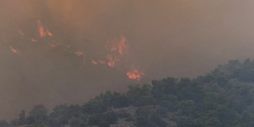 Βελτιωμένη η εικόνα της φωτιάς στο Ποικίλο Όρος - Εκκενώθηκαν Αφαία και Άνω Δάσος Χαϊδαρίου - Σε επιφυλακή για το ψυχιατρικό νοσοκομείο στο Δαφνί (Βίντεο)