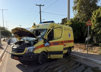 Βίντεο – σοκ: Η στιγμή που τουμπάρει το ασθενοφόρο μετά τη σύγκρουση με ΙΧ στα Χανιά