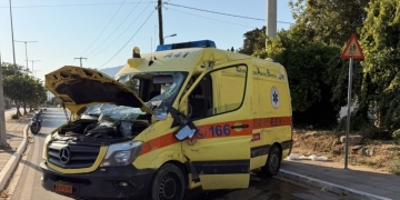 Βίντεο – σοκ: Η στιγμή που τουμπάρει το ασθενοφόρο μετά τη σύγκρουση με ΙΧ στα Χανιά