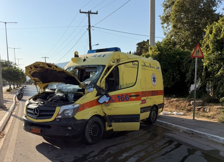Βίντεο – σοκ: Η στιγμή που τουμπάρει το ασθενοφόρο μετά τη σύγκρουση με ΙΧ στα Χανιά