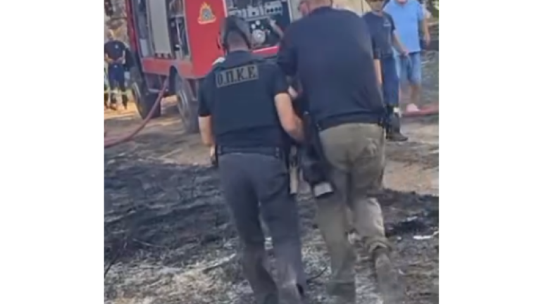Βίντεο: Συγκινεί η διάσωση ενός τραυματισμένου σκύλου από τη φωτιά στο Ωραιόκαστρο