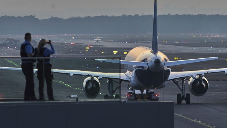 Βιομετρικοί έλεγχοι: Θα αποτραπεί «χάος» στα αεροδρόμια;