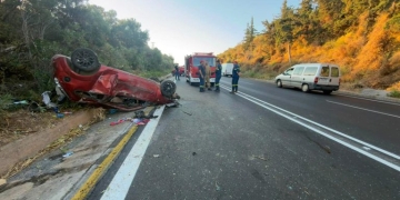 ΒΟΑΚ: Από θαύμα σώθηκαν οι τρεις επιβαίνοντες στο αυτοκίνητο που τούμπαρε
