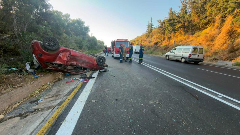 ΒΟΑΚ: Από θαύμα σώθηκαν οι τρεις επιβαίνοντες στο αυτοκίνητο που τούμπαρε