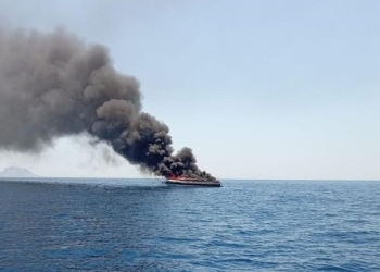 Βουλιαγμένη: Φωτιά σε ταχύπλοο - Καλά στην υγεία τους οι επιβαίνοντες
