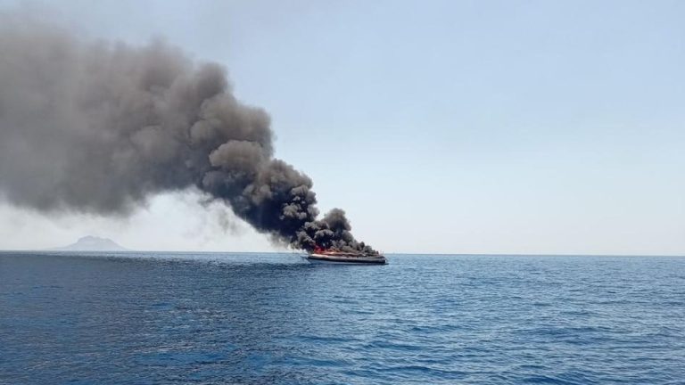 Βουλιαγμένη: Φωτιά σε ταχύπλοο - Καλά στην υγεία τους οι επιβαίνοντες