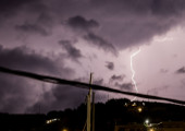 Κακοκαιρία- Μαγνησία: Φωτιά από κεραυνό, σφοδρή βροχόπτωση και πτώσεις δέντρων
