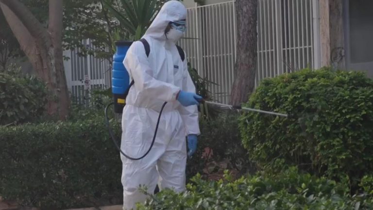 Ξεκίνησαν οι ψεκασμοί στη Γλυφάδα μετά το κρούσμα του ιού του Δυτικού Νείλου - Οι οδηγίες των Αρχών (Βίντεο)