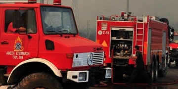 Υπό έλεγχο η φωτιά που ξέσπασε σε επιχείρηση στο Μενίδι
