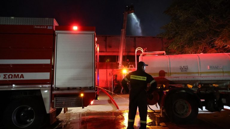 Υπό έλεγχο η φωτιά στο παλιό κτίριο του Θεάτρου Μπάντμιντον στο Πάρκο Γουδή – Έρευνα για τα αίτια