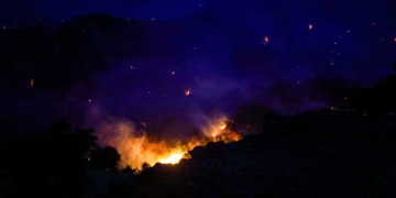 Υπό μερικό έλεγχο η φωτιά στον Ασώματο Ρεθύμνου: Ολονύχτια μάχη με τις φλόγες και τις συνεχείς αναζωπυρώσεις – Νέοι απεγκλωβισμοί στην Πρέβελη