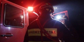Υπό μερικό έλεγχο η πυρκαγιά σε εγκαταλελειμμένο κτίριο κοντά στο Ολυμπιακό Χωριό