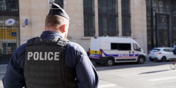 Ύποπτο όχημα κοντά σε εβραϊκή συναγωγή στο Παρίσι - Εντοπίστηκε στρατιωτικό όπλο