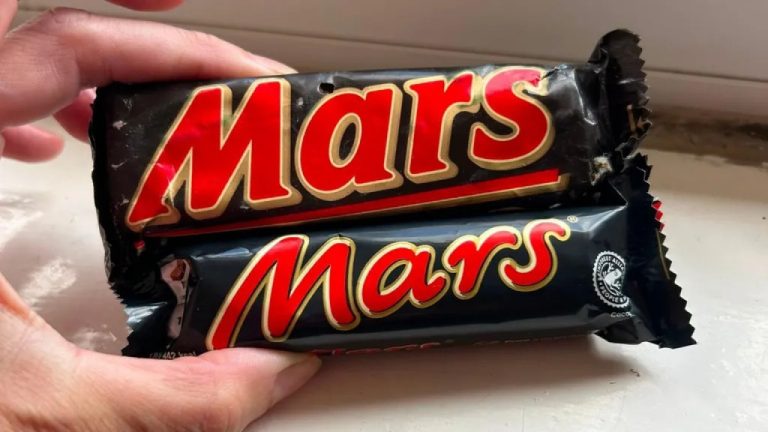 «Αγάπη μου συρρίκνωσα τη σοκολάτα Mars»: Εντοπίστηκε μπάρα του 1991 - και ναι, είναι μικρότερη της σημερινής