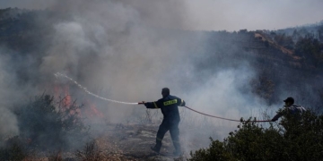 Αίγιο: Σε εξέλιξη η πυρκαγιά στις Νερατζιές - Mηνύματα 112 για εκκένωση Νέου Ερινέου και Αρραβωνίτσας