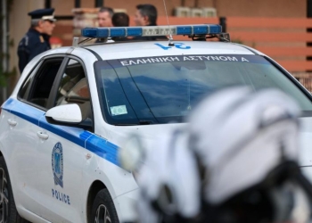 Αναστάτωση στην Ελούντα: Ηλικιωμένος απειλούσε να πέσει από μπαλκόνι