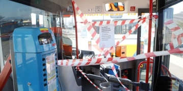 Ανεξέλεκτη πορεία λεωφορείου στο Αίγιο - Ο οδηγός υπέστη ανακοπή καρδιάς και κατέληξε - Δείτε βίντεο