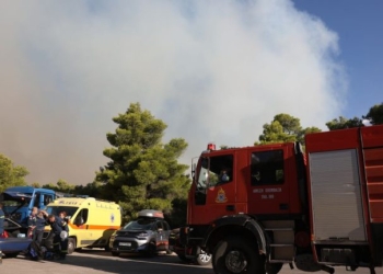 Αντιδήμαρχος Μάνδρας στον ΣΚΑΪ: «Έχουν καεί πάνω από 100-150 κατοικίες στο Πόρτο Γερμενό»