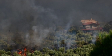 Αντιπρόεδρος Βιλίων στον ΣΚΑΪ: «Μέσα στο Πόρτο Γερμενό η φωτιά – Έχουν καεί πάνω από 3 σπίτια και ζώα»