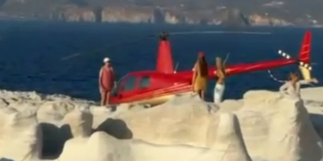 Απίστευτο: Ελικόπτερο «πάρκαρε» στο Σαρακήνικο για να κάνουν μπάνιο οι επιβάτες του - Δείτε βίντεο