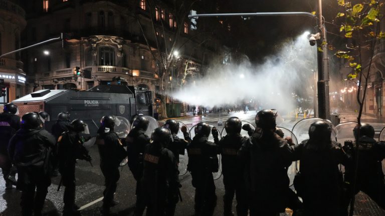 Αργεντινή: Επεισόδια στο τέλος μαζικής κινητοποίησης στο Μπουένος Άιρες