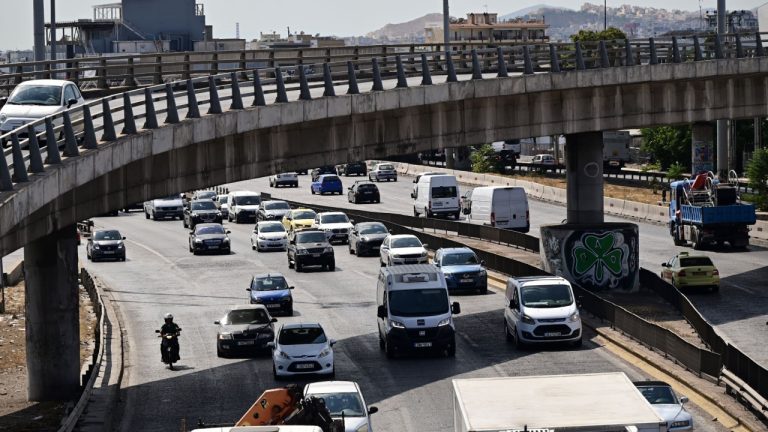 Μποτιλιάρισμα στον Κηφισό μετά από σύγκρουση φορτηγού με ΙΧ