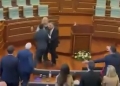 Χαμός στο Κόσοβο: Επίθεση με αυγά στον αναπληρωτή πρωθυπουργό Άλμπιν Κούρτι μέσα στη Βουλή - Δείτε βίντεο