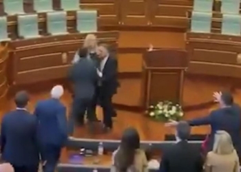 Χαμός στο Κόσοβο: Επίθεση με αυγά στον αναπληρωτή πρωθυπουργό Άλμπιν Κούρτι μέσα στη Βουλή - Δείτε βίντεο