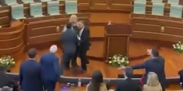 Χαμός στο Κόσοβο: Επίθεση με αυγά στον αναπληρωτή πρωθυπουργό Άλμπιν Κούρτι μέσα στη Βουλή - Δείτε βίντεο