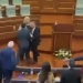 Χαμός στο Κόσοβο: Επίθεση με αυγά στον αναπληρωτή πρωθυπουργό Άλμπιν Κούρτι μέσα στη Βουλή - Δείτε βίντεο