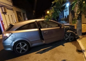 Χανιά: Αυτοκίνητο «καρφώθηκε» σε κολόνα της ΔΕΗ