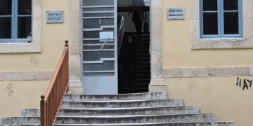 Χανιά: Ελεύθερος ο υπάλληλος του ΔΕΔΔΗΕ μετά την απολογία του για τη φωτιά στα Σφακιά