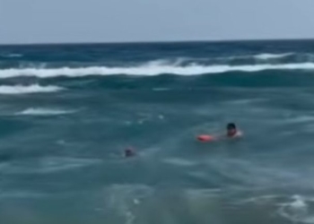 Χανιά: Ναυαγοσώστες βούτηξαν στα φουρτουνιασμένα νερά για να σώσουν γυναίκα – Συγκλονιστικό βίντεο