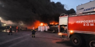 Χωρίς ενεργό μέτωπο η φωτιά στο εργοστάσιο πλαστικών στη Λάρισα