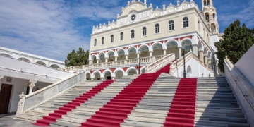 Δεκαπενταύγουστος: Η Ελλάδα κάτω από τη σκέπη της Παναγίας – Οι τόποι, τα τάματα και οι παραδόσεις