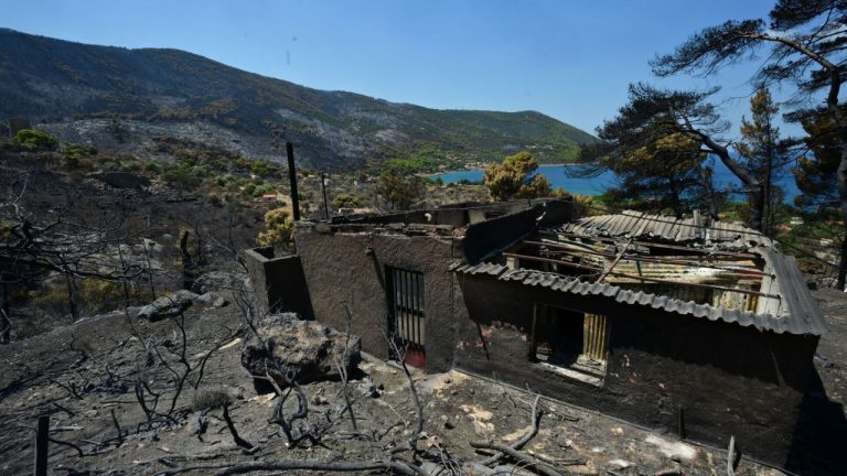 Δυτική Αττική: Περιπολίες στα καμένα για τον κίνδυνο αναζωπυρώσεων - Εικόνες καταστροφής