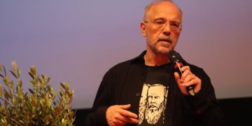 Ειρωνική ανάρτηση του Θανάση Αυγερινού για τη Μαρία Καρυστιανού