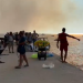 Εκτός ελέγχου η φωτιά στη Χαλκιδική: Βίντεο από τον απεγκλωβισμό πολιτών στην παραλία της Σίβηρης
