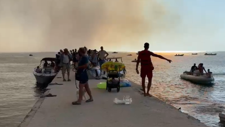 Εκτός ελέγχου η φωτιά στη Χαλκιδική: Βίντεο από τον απεγκλωβισμό πολιτών στην παραλία της Σίβηρης