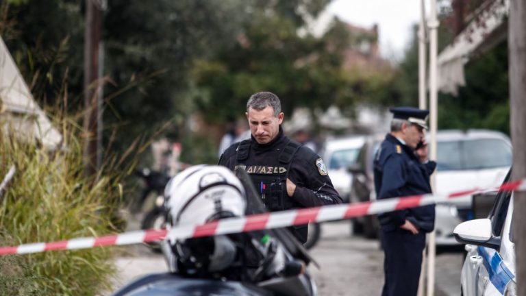 ΕΛ.ΑΣ: «Εξιχνιάστηκε η δολοφονία του 59χρονου» – Δύο συλλήψεις για ανθρωποκτονία και ληστεία