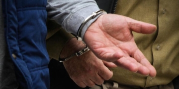 Ελαφονήσι: Οδηγούσαν τα αυτοκίνητα στο πάρκινγκ που εργάζονται και κατέληξαν με χειροπέδες