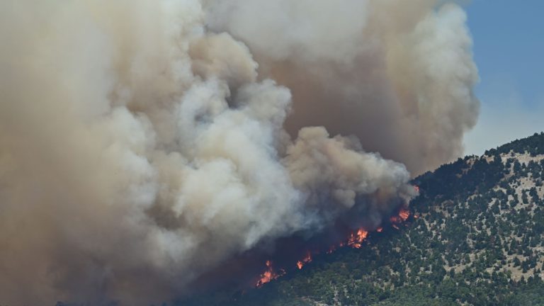 Ενισχύθηκαν οι δυνάμεις για τη φωτιά στο Κοκκινόχωμα Καβάλας- Μήνυμα από το 112