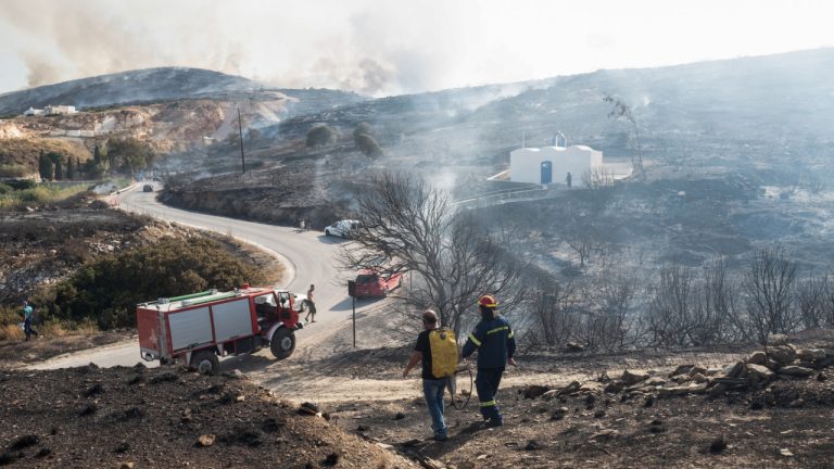 Financial Times: «Οι megafires αποκαλύπτουν το κόστος του υπερτουρισμού στην Ελλάδα»