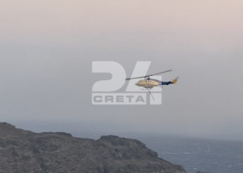 Φωτιά στα Σελλιά: Βίντεο από τη στιγμή που ελικόπτερο δίνει “μάχη” με τις φλόγες και τους ισχυρούς ανέμους!