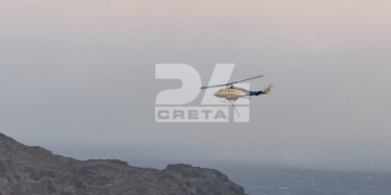 Φωτιά στα Σελλιά: Βίντεο από τη στιγμή που ελικόπτερο δίνει “μάχη” με τις φλόγες και τους ισχυρούς ανέμους!